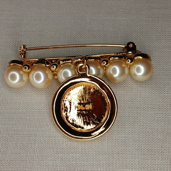 Vintage Liz Claiborne Pearl Bar Brooch Gold Medallion Crest Charm - Picture 4 of 9